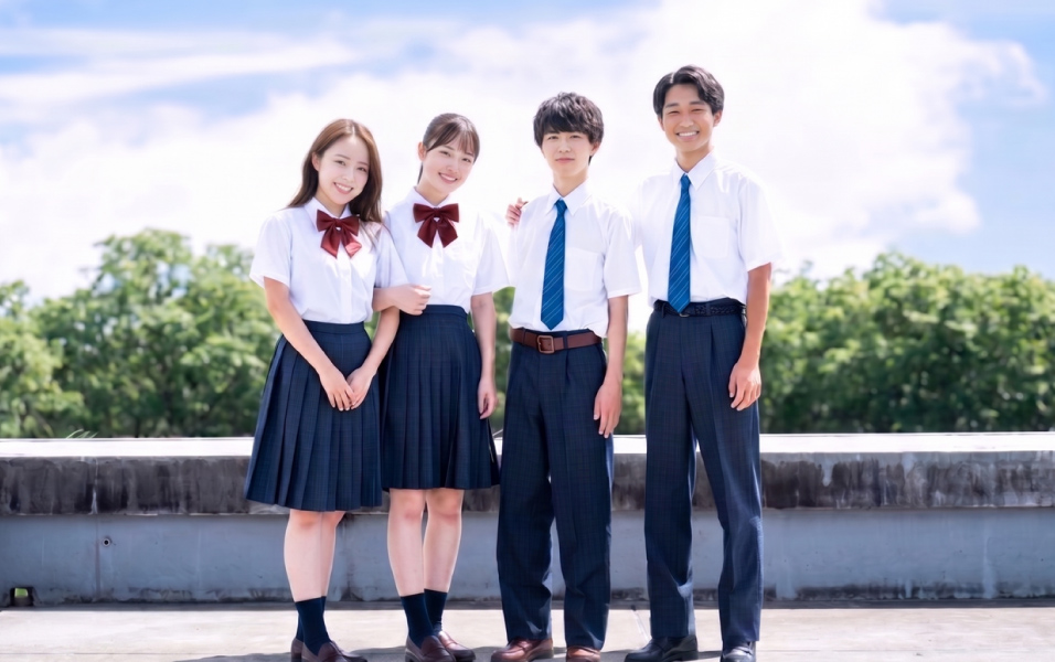 制服姿の男女4人